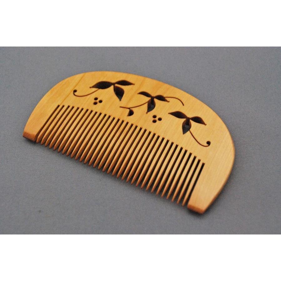 本つげ櫛 半月大（透かし彫り） 蔓草 （ケース付き） : 加納屋北岸