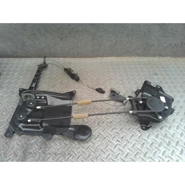 ヴォクシー DBA-ZRR70W 右パワースライドドアモーター 85005-28090