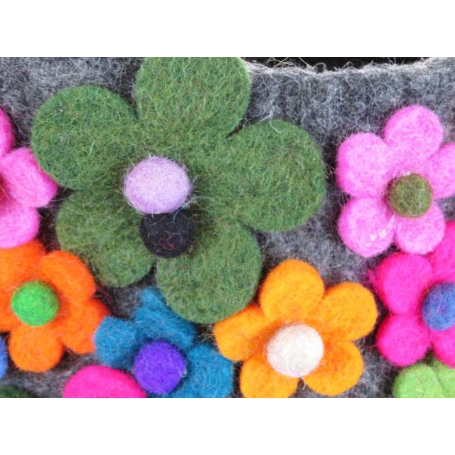 ネパール手作り可愛いフェルトバッグ 風景デザイン，花，草、羊，空，家 ネパール製ハンドメイドのお花フェルトトートバッグ（ダークグレー