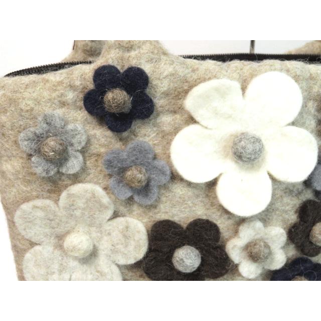 ネパール製ハンドメイドのお花フェルトトートバッグ（グレージュ