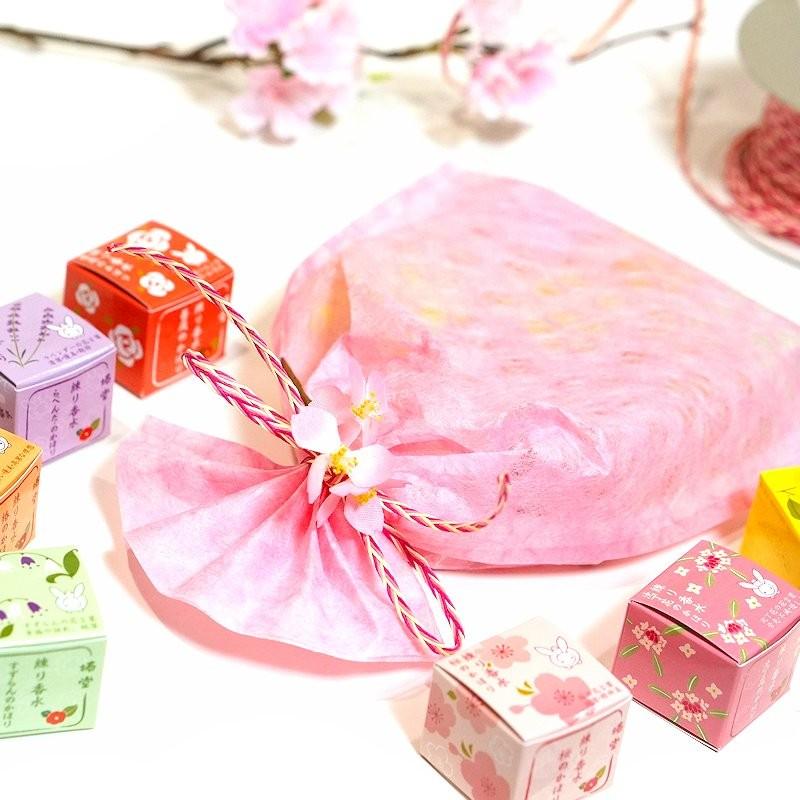 椿堂 練り香水10種 ギフトセット 桜柄和紙袋入り 花飾りつき 桜 薔薇 金木犀 椿 柚子 蜜柑 芙蓉 沈丁花 すずらん らべんだー 京都くろちく G373 花楽堂 通販 Yahoo ショッピング