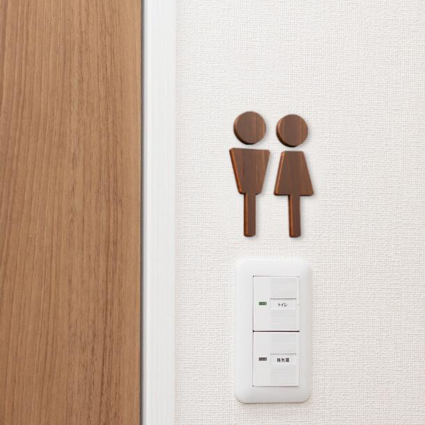 大決算セール 木製トイレサインプレート A 3色 国産ヒノキ トイレマーク おしゃれ かわいい インテリア ドアプレート レストルーム ステッカー シール式 メール便送料無料 全商品オープニング価格