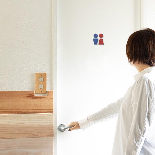 木製トイレサインプレート C 3色 国産ヒノキ トイレマーク おしゃれ かわいい インテリア ドアプレート レストルーム ステッカー シール式 メール便送料無料 表札 サインプレート かたちラボ 通販 Yahoo ショッピング