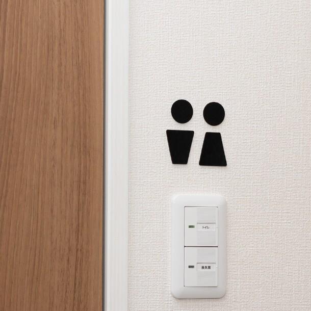 トイレサインプレート A おしゃれ シール式 ドア ブラック メール便送料無料 レザー レストルーム 合成皮革トイレマーク 女性用 引戸対応 扉 男女 男性用 黒色 本日特価 レザー