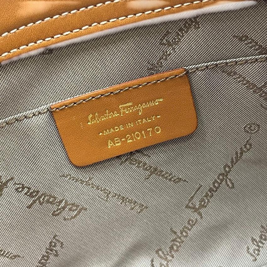 【美品/希少】フェラガモ　ショルダーバッグ　クロスボディ　レザー　ブラウン FERRAGAMO（フェラガモ） ショルダーバッグ 22 0970 785918 レディース