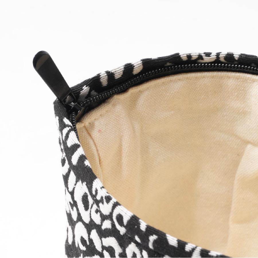 NIKO　A VACATION ヒョウ柄 超美品 ピロークラッチバッグ NIKO A VACATION ヒョウ柄 超美品 ピロークラッチバッグ A