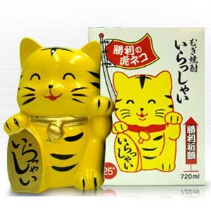 勝利を呼ぶ 虎ネコ いらっしゃい 麦焼酎 720ml 25度 招き猫 置物
