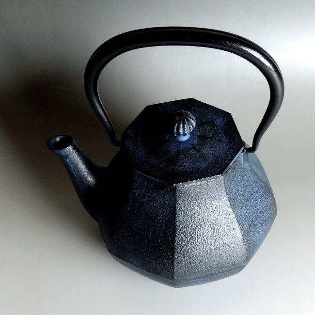 南部鉄器　南部鉄瓶 南部鉄器 鉄瓶 IH平丸アラレ 革ハンドル仕様 1.2L 【及富作】 IH調理器