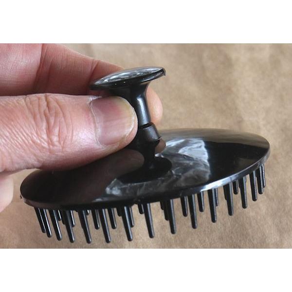 最高級 竹炭丸型シャンプーブラシ 直径8cm 2個入 (100円ショップ 100円均一 100均一 100均) バスグッズ ボディーブラシ ボディブラシ シャワー 風呂 入浴 長い 軽い 大きい ソフト 痛くない 泡立つ 消費税込 送料無料