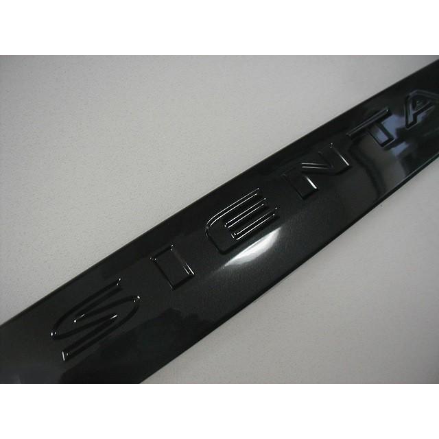 トヨタ（TOYOTA） トヨタ純正 カラードリヤガーニッシュ (ブラック