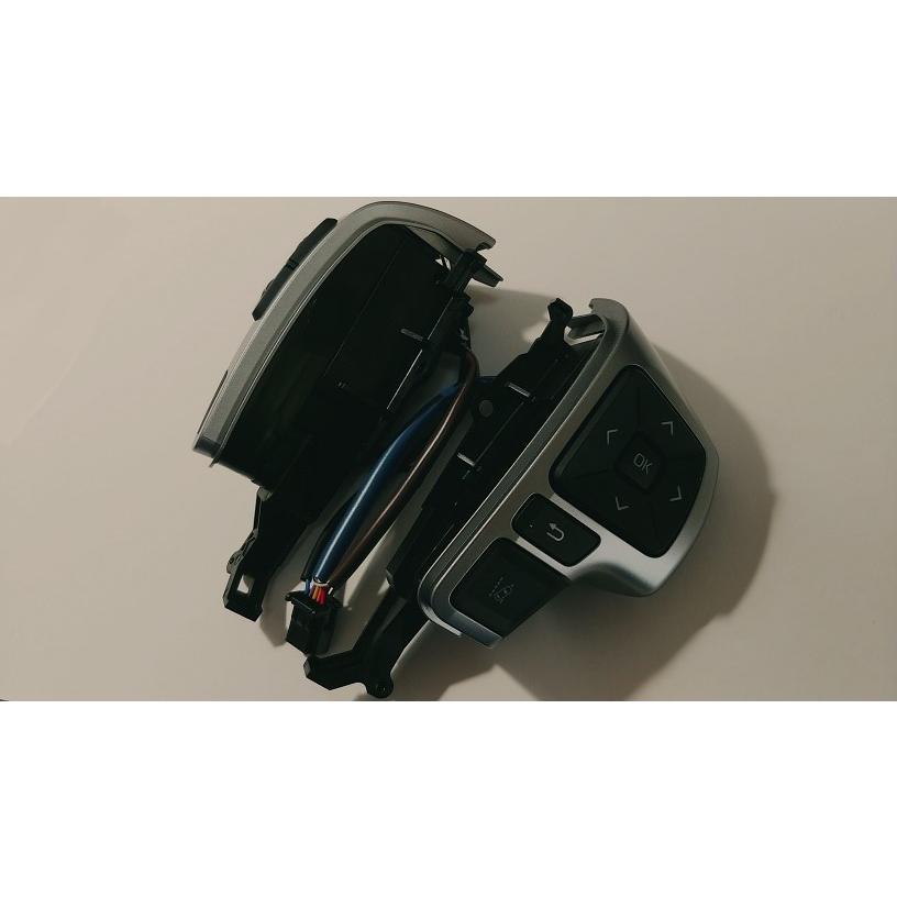トヨタ（TOYOTA） トヨタ純正 ステアリングスイッチ左右 (ダーク