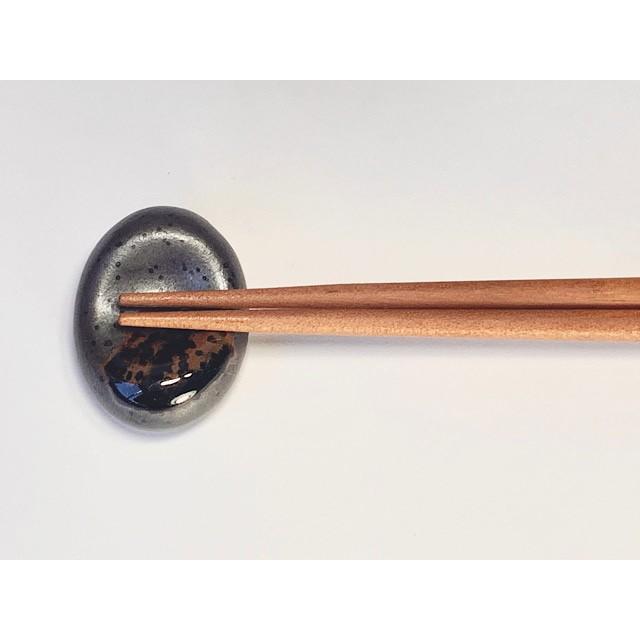 メール便可★ぺこ豆箸置き・信楽/黒吹　 |  | 02