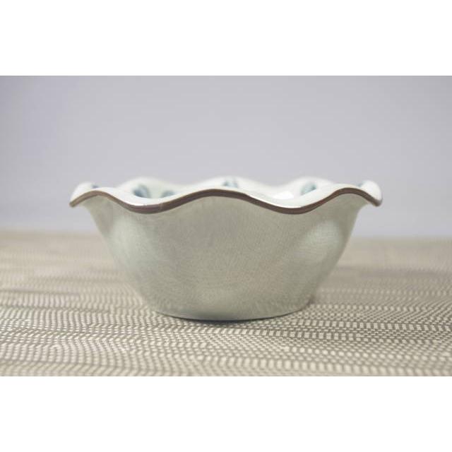 KB030　フリル小鉢クレマチス10cm [美濃焼/日本製/陶磁器/変形/手業/グレー/花/和風/副菜/おしゃれ/かわいい/居酒屋/旅館/料亭/業務用] |  | 01