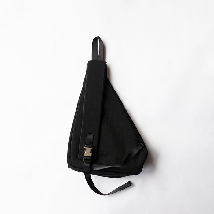 ITTI イッチ ANNIE PUFFER SLING BAG / CERATO BRIGHT アニーパファー