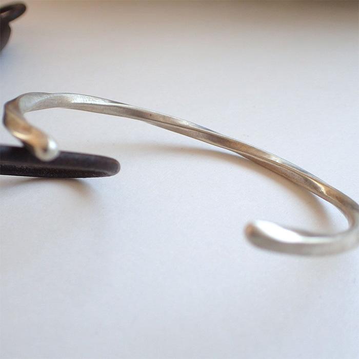 MANANAS（マナナス） 30%OFFセール Twisted Bangle -SLIM/LADY'S SIZE