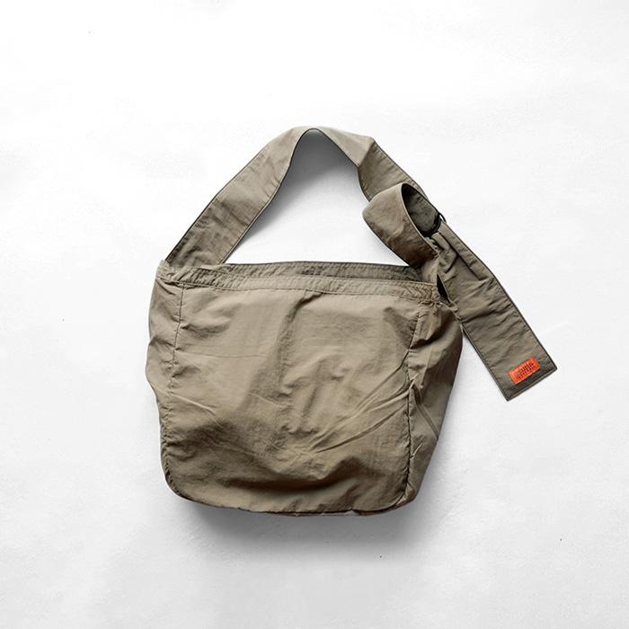 UNIVERSAL ANONYMOUS ニュースペーパーバッグ　ダック生地 UNIVERSAL ANONYMOUS ニュースペーパーバッグ ダック生地 FREAK'S