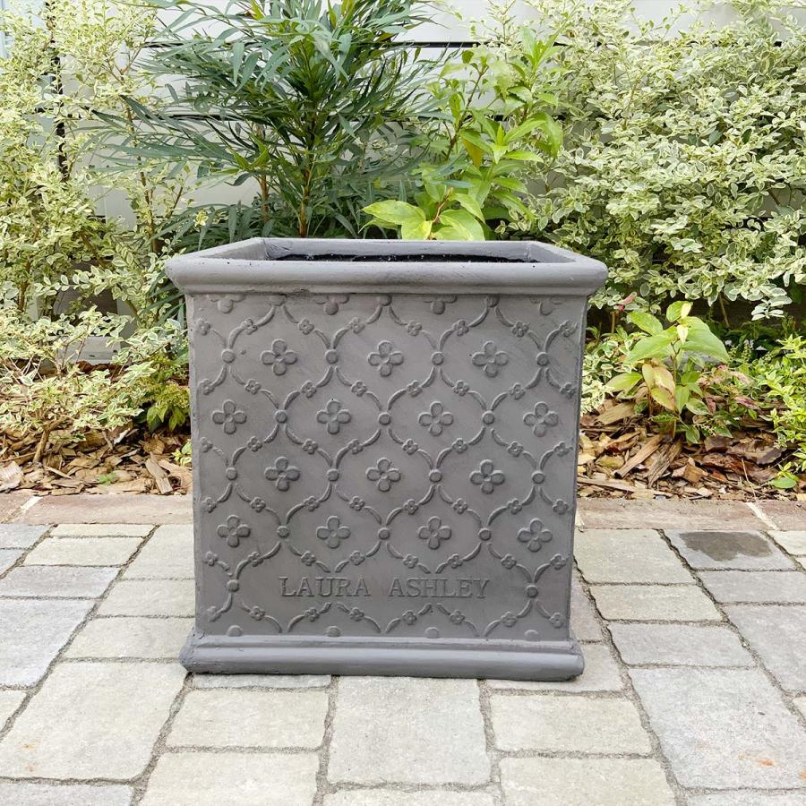 【ローラアシュレイ】植木鉢 22cm 黒 アンティーク 素敵　鉢植え Amazon.co.jp: ローラアシュレイ植木鉢 22cm 黒 アンティーク おしゃれ