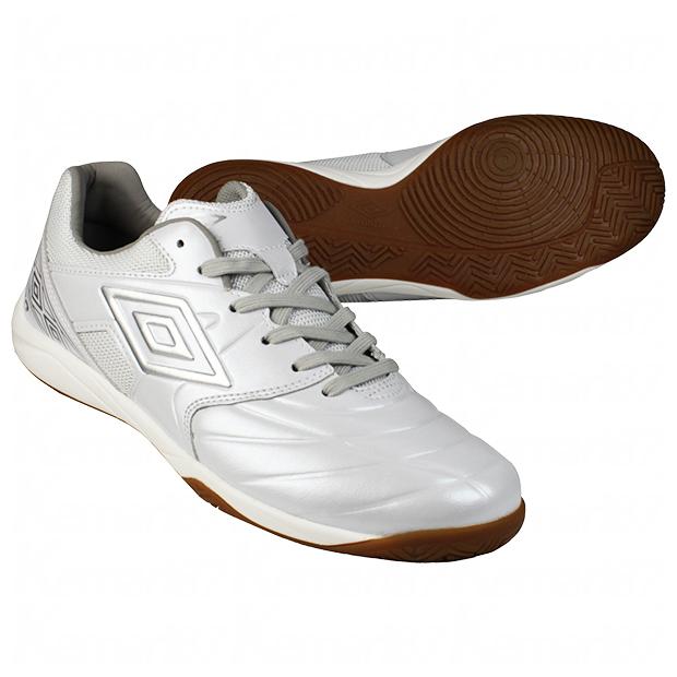 （決まりました）新品未使用　アンブロ アクセレイターサラ WIDE IN 27cm umbro アクセレイターサラ WIDE IN -デサントストア-DESCENTE STORE-