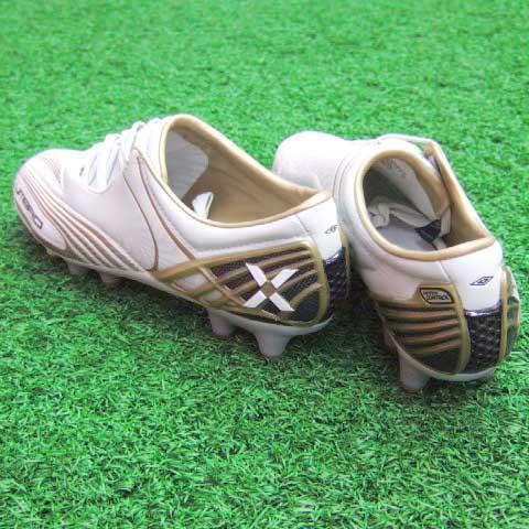 umbro（アンブロ） エックスレボリューション2 ホワイト×ゴールド