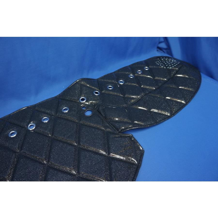 17プロフィア用 リング付 ダッシュマット ブラックラメ : トラック