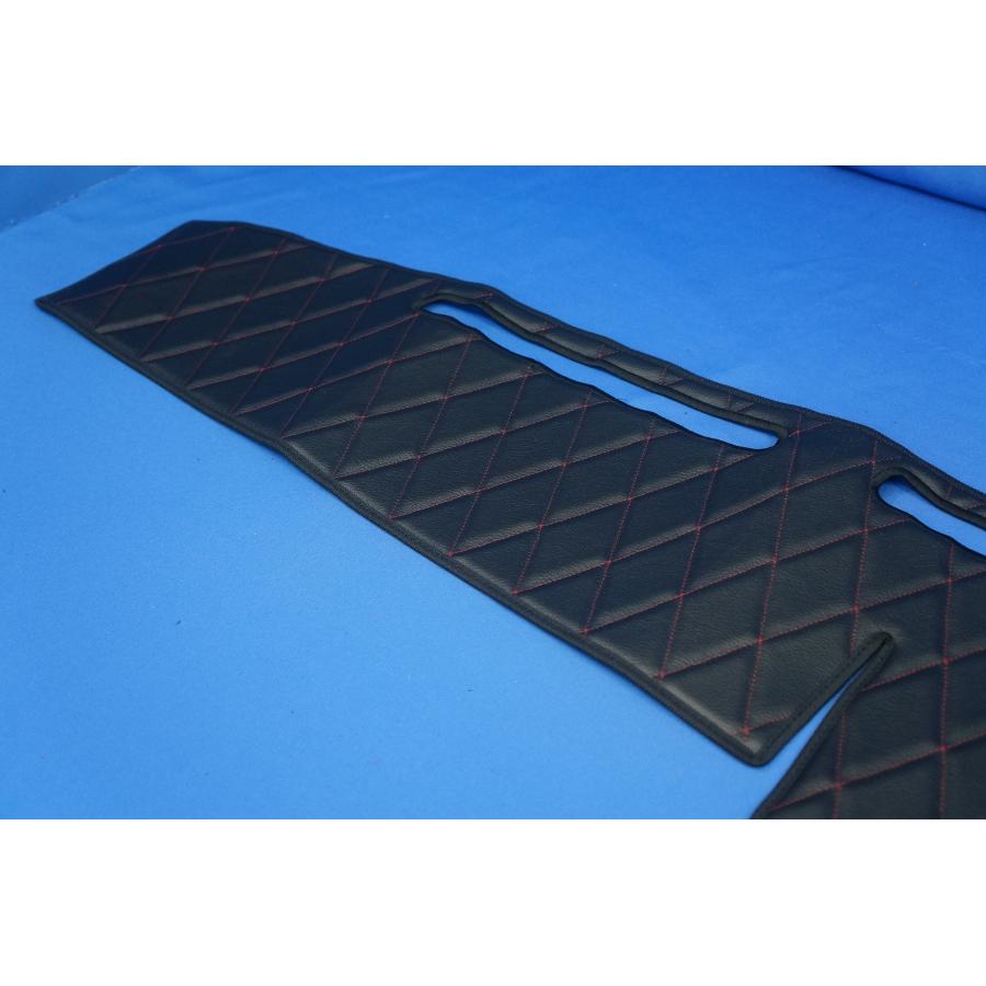 いすゞ07フォワード用 ダッシュマット 艶消しブラック/赤糸 : トラック