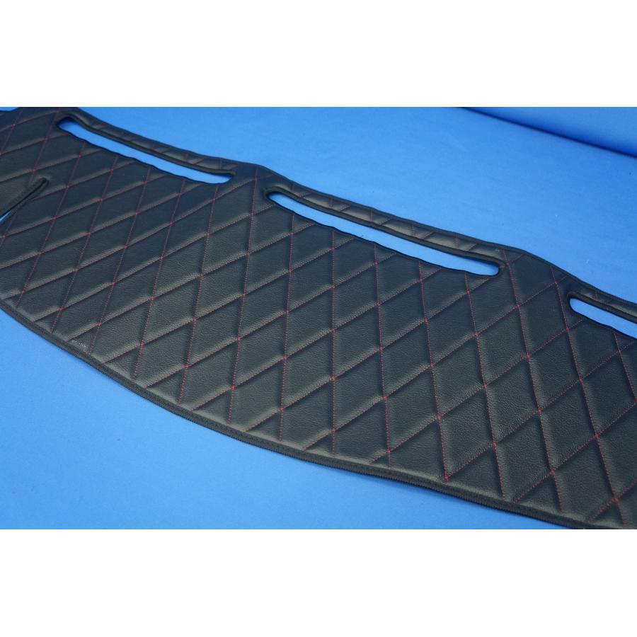 いすゞ07フォワード用 ダッシュマット 艶消しブラック/赤糸 : トラック