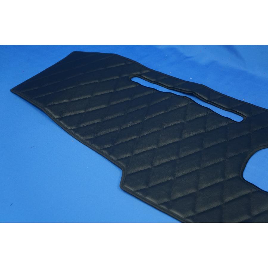 23エルフ ハイキャブ標準用 ダッシュマット 艶消しブラック : トラック