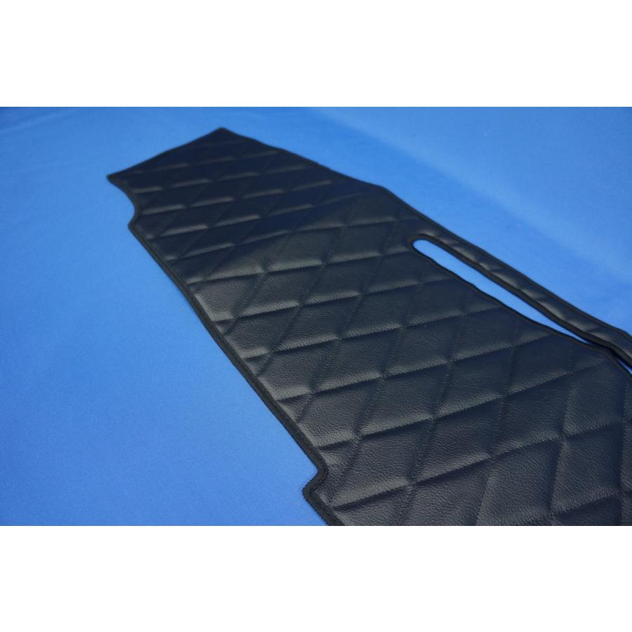 三菱ブルーテックキャンター用 ダッシュマット 艶消しブラック