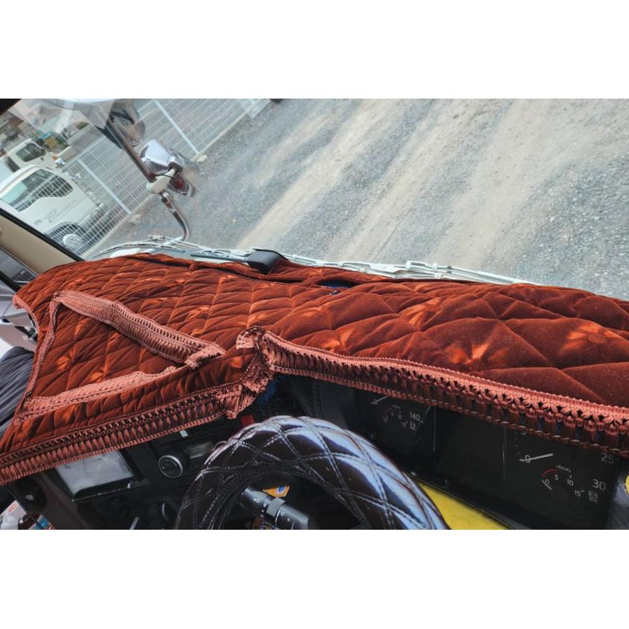 17プロフィア 小物入れ付き車用 ローレル 縦柄 ダッシュマット リング