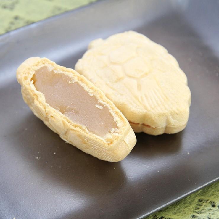 亀っこ万両10個入 和菓子 お彼岸 お返し もなか 最中 小倉 白餡 胡麻餡 幸福を呼ぶ八角の箱入り ギフト（紅梅） |  | 03