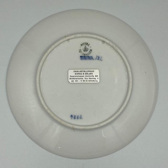 【ロイヤルコペンハーゲン】　１９１２年・イヤープレート　クリスマスツリーと老夫婦 Amazon.co.jp: 1912年 ロイヤルコペンハーゲン イヤープレート