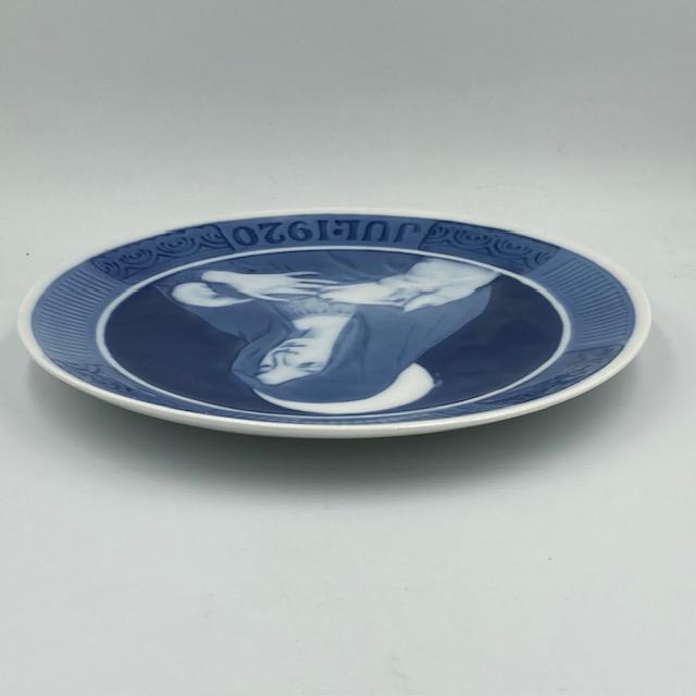 1920年、イヤープレート。イエスを抱くマリア。額縁セット。長期保存 ROYAL COPENHAGEN ロイヤルコペンハーゲン イヤープレート 1920年