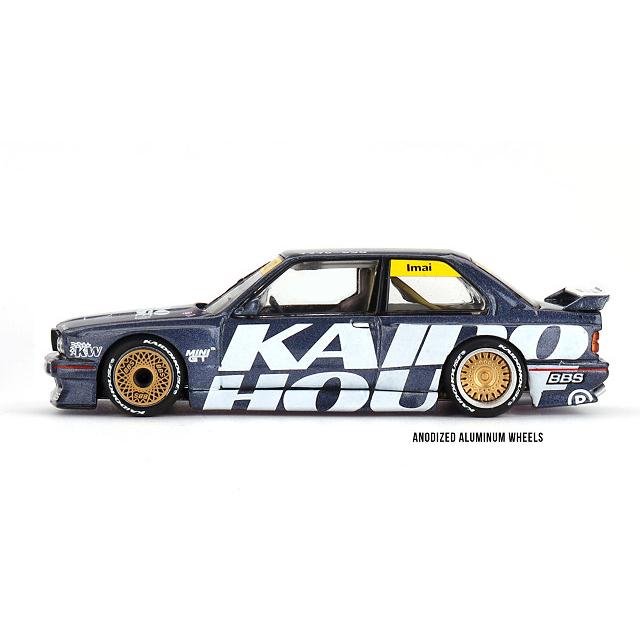KAIDO HOUSE x TSM ミニGT 1/64 BMW M3 (E30) Kaido Works V1 (左
