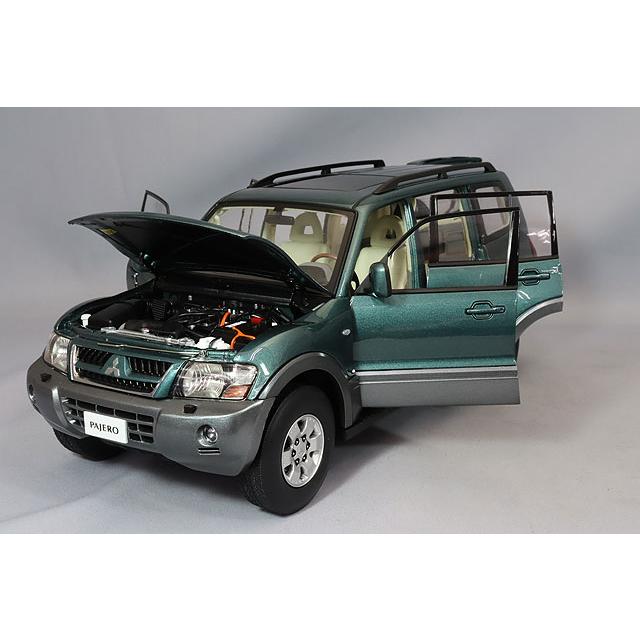サンスター 1/18 三菱 パジェロ V73 グリーンメタリック 左ハンドル