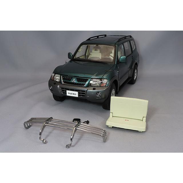 サンスター 1/18 三菱 パジェロ V73 グリーンメタリック 左