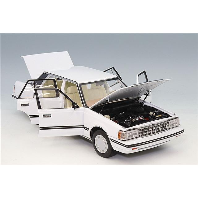 XiaoGuang MODEL 1/18 トヨタ クラウン MS122 ホワイト(内装ベージュ