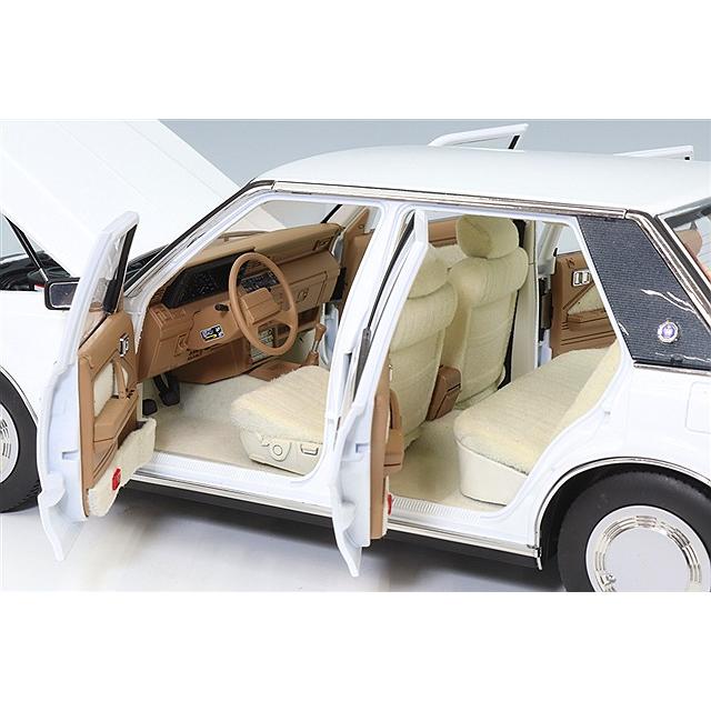 XiaoGuang MODEL 1/18 トヨタ クラウン MS122 ホワイト(内装ベージュ