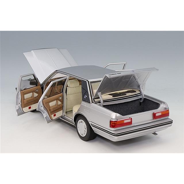 XiaoGuang MODEL 1/18 トヨタ クラウン MS122 シルバー/内装ベージュ