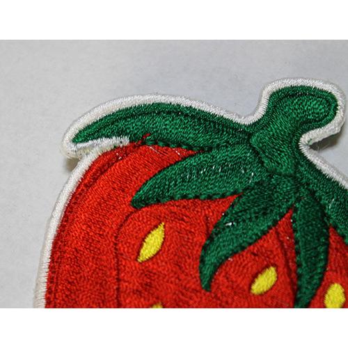 familiar 赤いイチゴ刺繍トップス　80 familiar 赤いイチゴ刺繍トップス 80