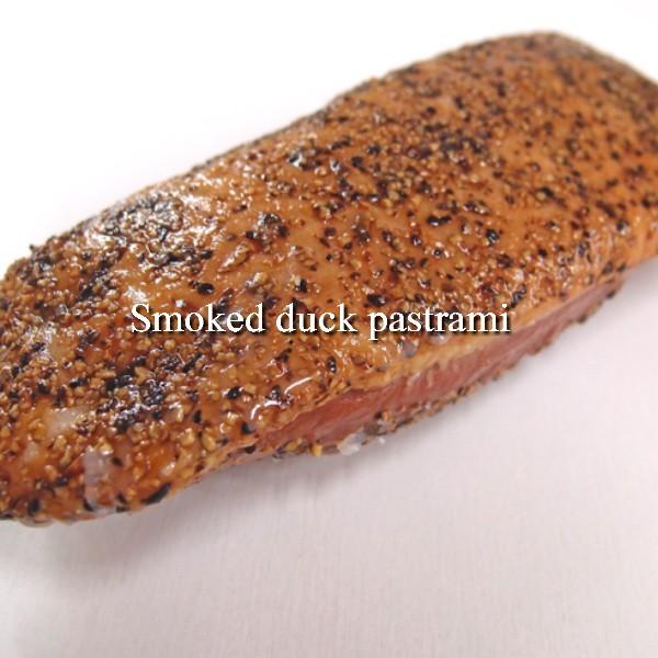 合鴨パストラミ×3個1本200g Duck smoked pastrami 黒胡椒香る合鴨パストラミ。オードブル　パーティにいかがでしょうか♪　かも肉｜kielbasa-japan｜04