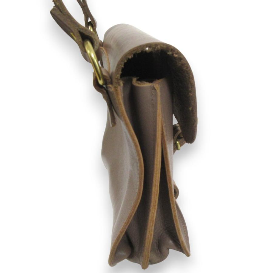 IL BISONTE（イルビゾンテ） 良品 レザー ロゴ型押し ベルトフラップ