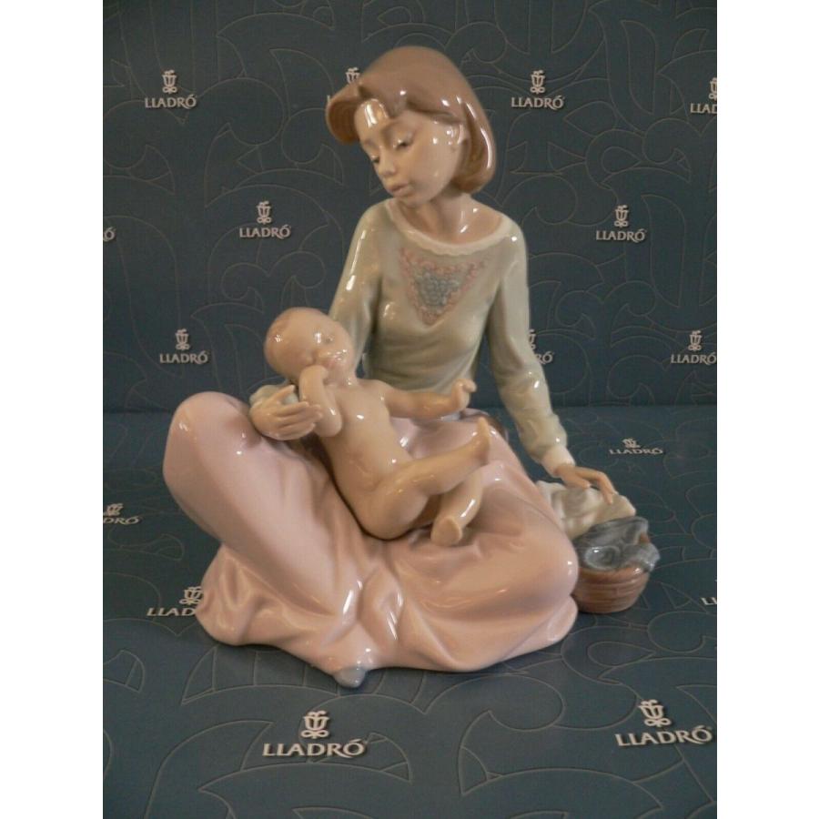 LLADRO（リヤドロ） LLADRO MOTHER DRESSING THE BABY 5845 ***MINT IN