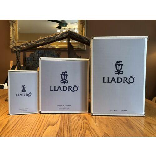 リヤドロ Lladro 4 Piece Nativity Set. Joesph, Mary, And Jesus, Stable