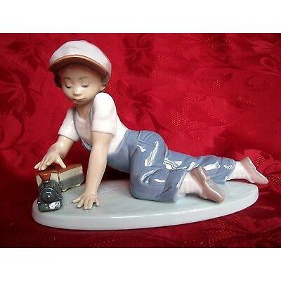 リヤドロ LLADRO #7619 ALL ABOARD 1992 A BOY PLAYING TRAIN FIGURINE SOCIETY IN A BOX