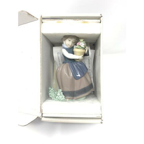 LLADRO（リヤドロ） NEW LLADRO, Spring Is Here Girl Figurine #05223