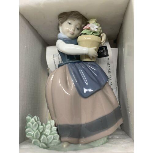 LLADRO（リヤドロ） NEW LLADRO, Spring Is Here Girl Figurine #05223