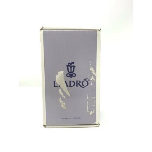 LLADRO（リヤドロ） NEW LLADRO, Spring Is Here Girl Figurine #05223