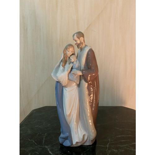 リヤドロ Blessed Family Figurine: Figurine Of St. Joseph， The Virgin and Baby Jesus