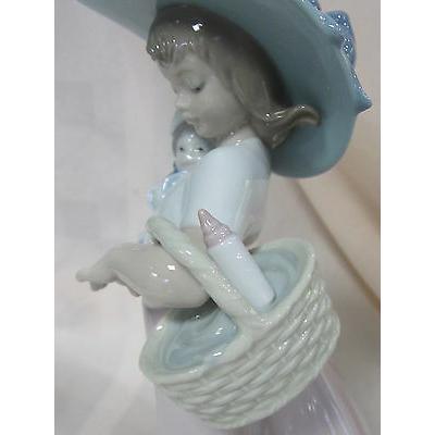 LLADRO リヤドロ NAO BY IT'S A PICNIC GIRL FIGURINE #1902 BRAND NIB