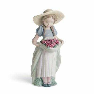 リヤドロ Lladro Bountiful Blossoms Girl with Carnations Figurine 01007229